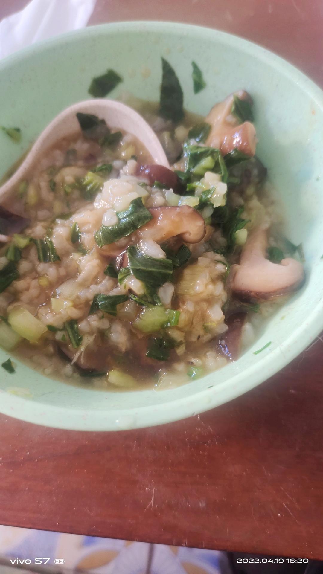 香菇蔬菜粥，早餐来一碗，好喝又营养