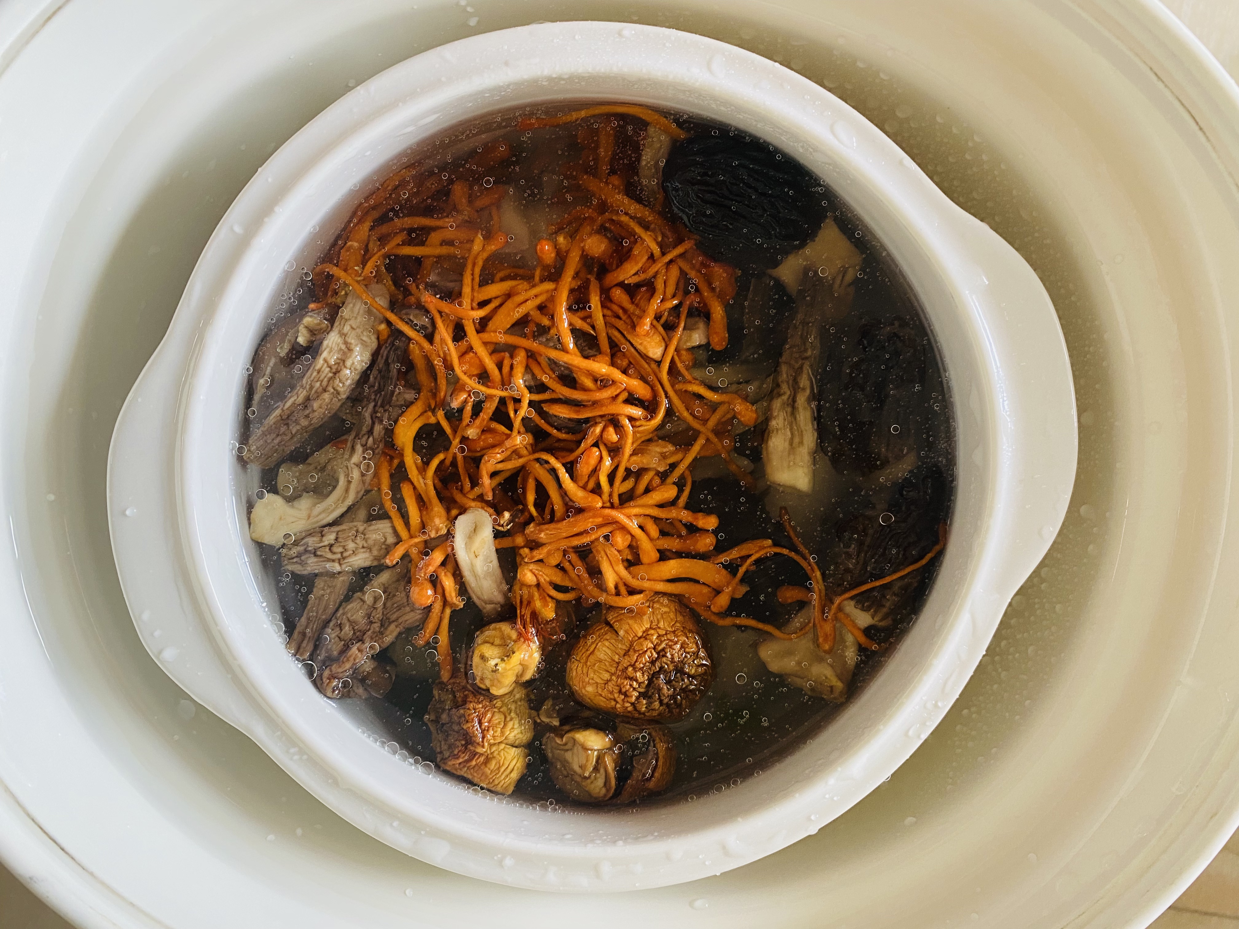 姬松茸羊肚菌鸡汤的做法