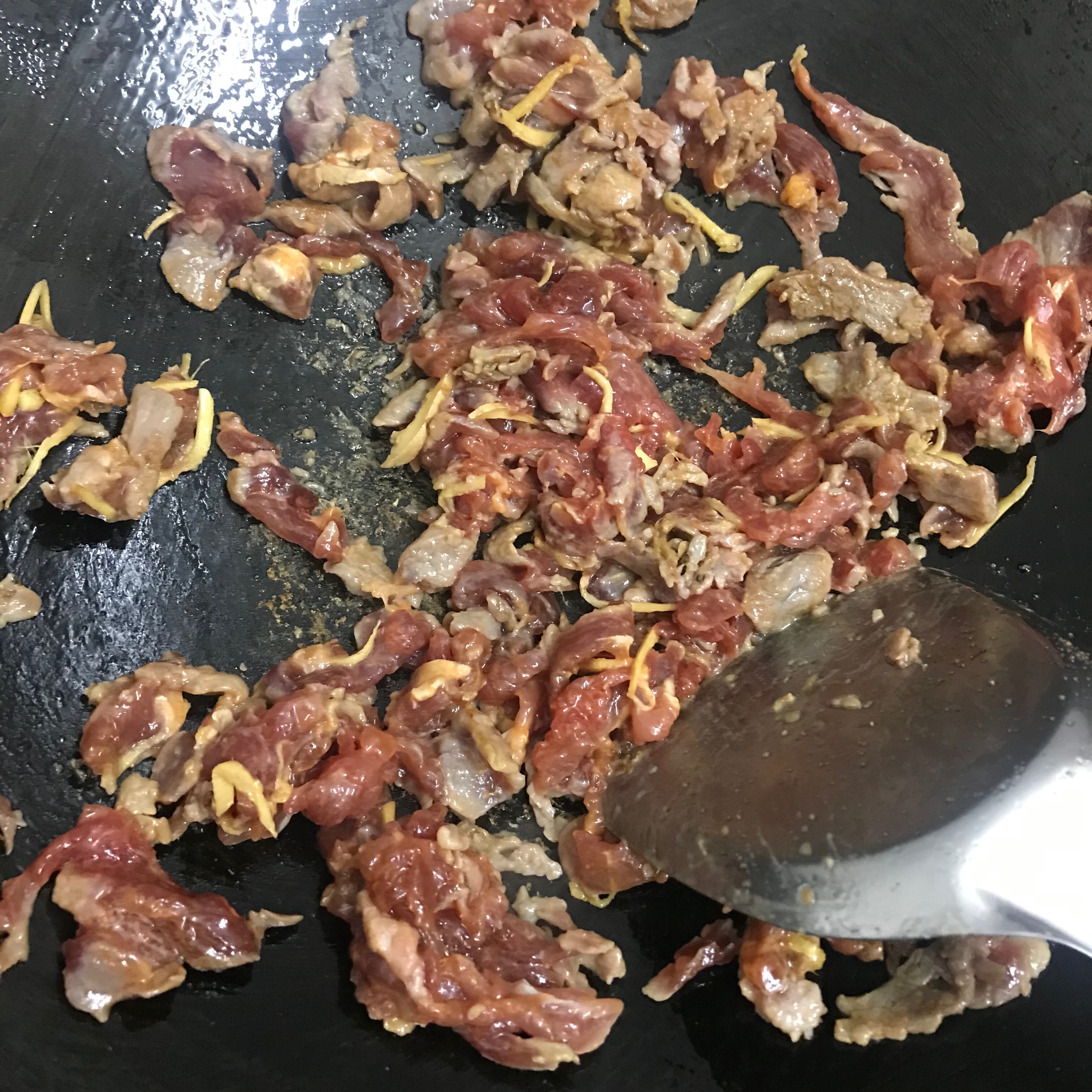 尖椒炒肉片的做法 步骤2