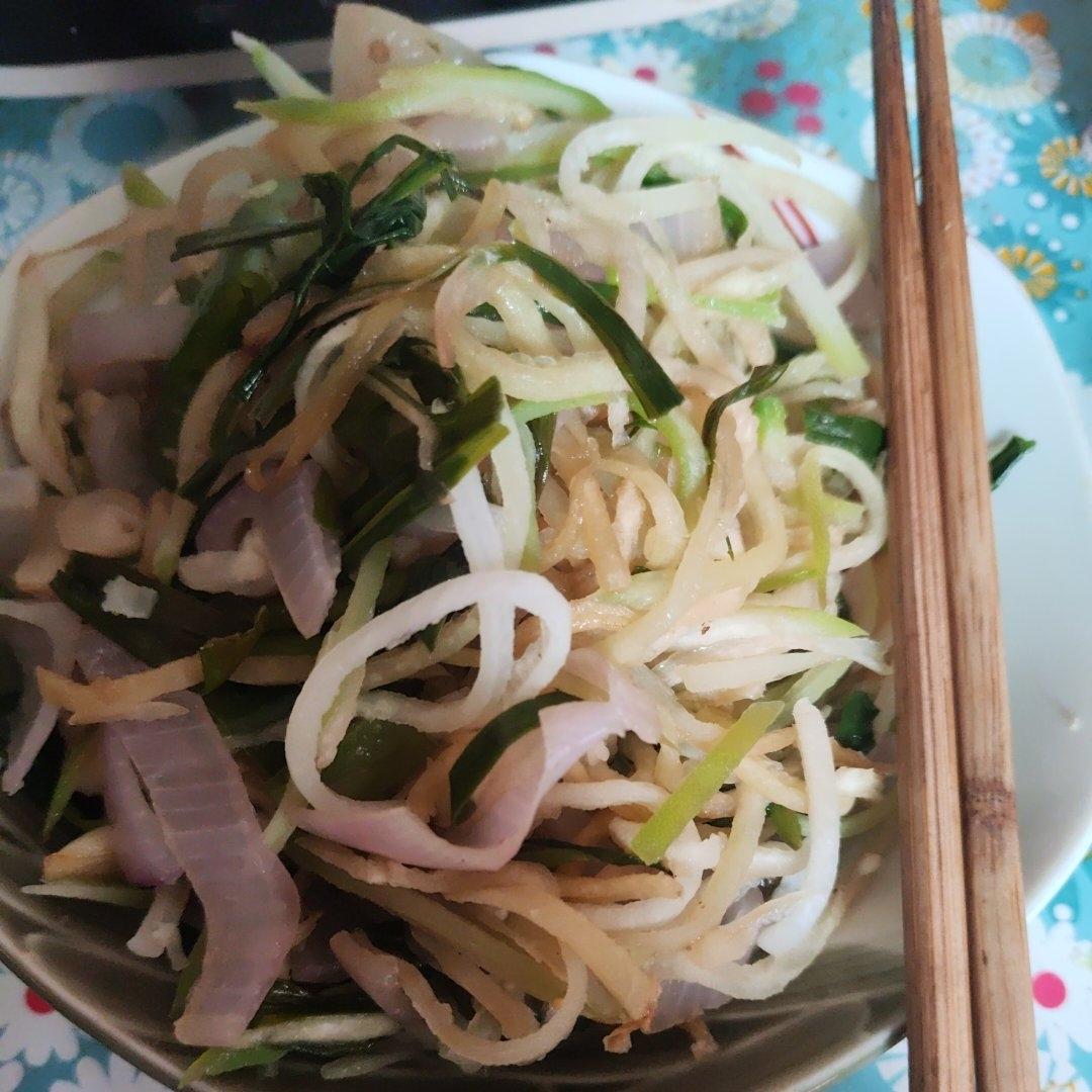 只需要简单刨个丝就搞定的美味香炒青萝卜