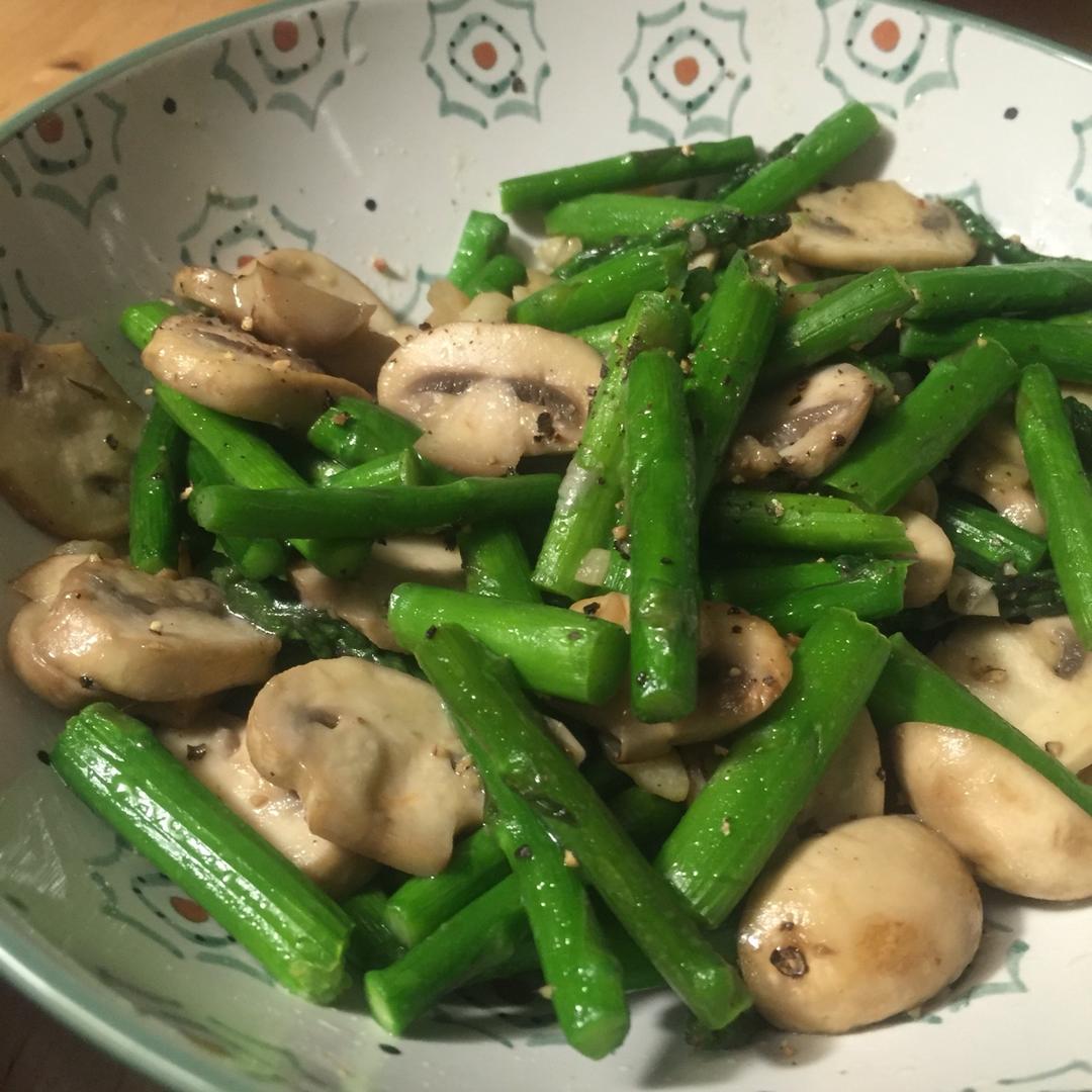 芦笋炒蘑菇