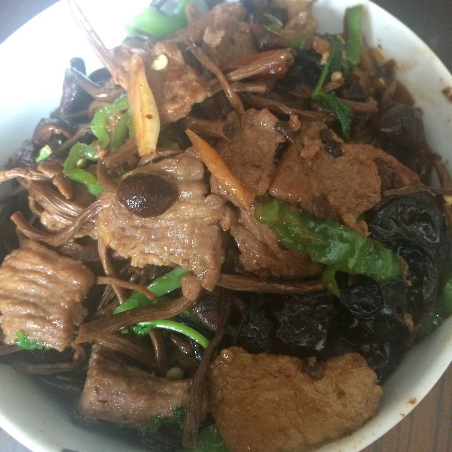 五花肉干锅茶树菇