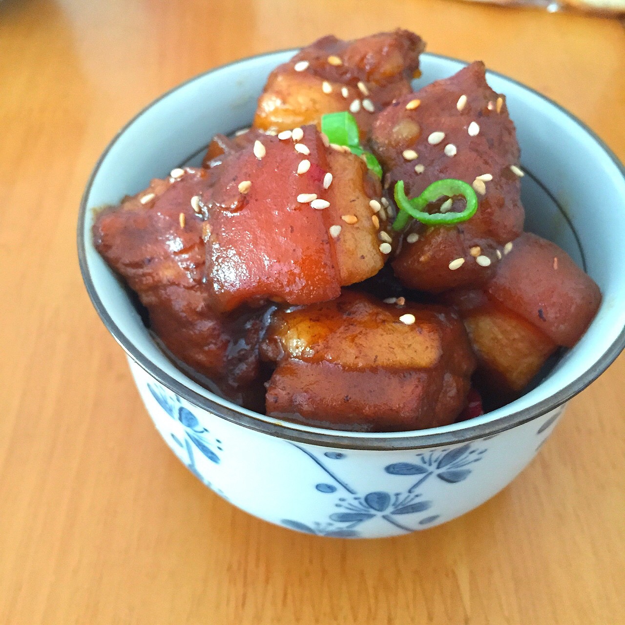 吃着碗里望着锅里的红烧肉