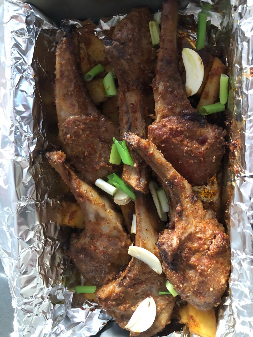 孜然羊排烤土豆