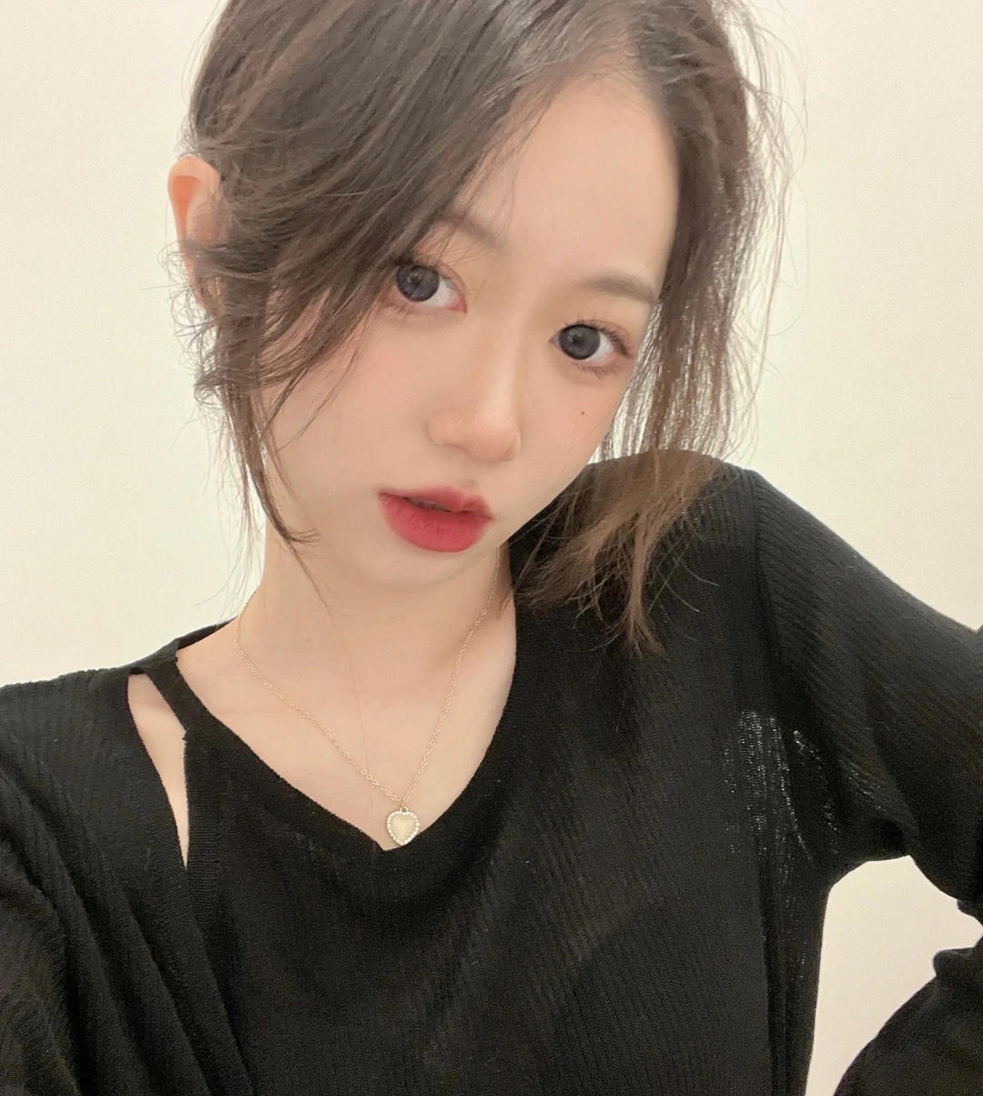 吃草莓的小姐姐