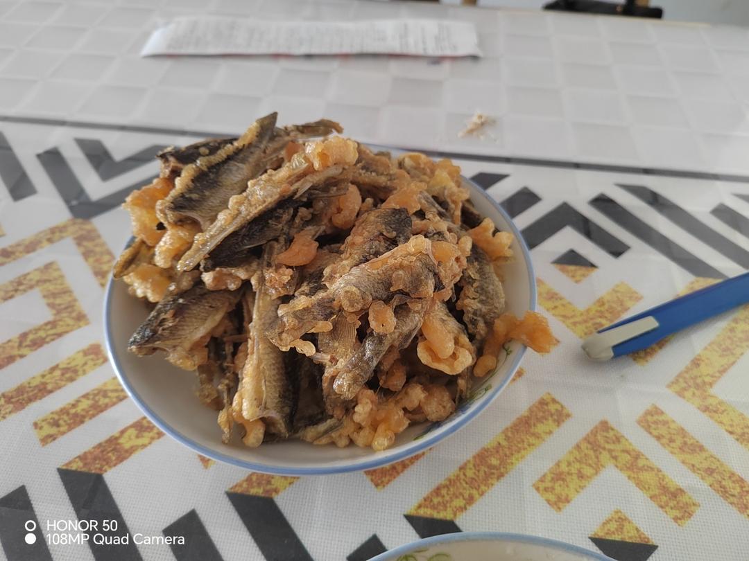 酥炸野生小鲫鱼