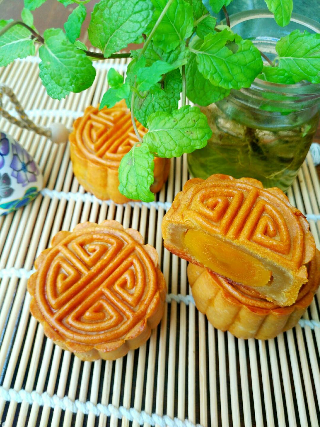 广式月饼—蛋黄莲蓉月饼