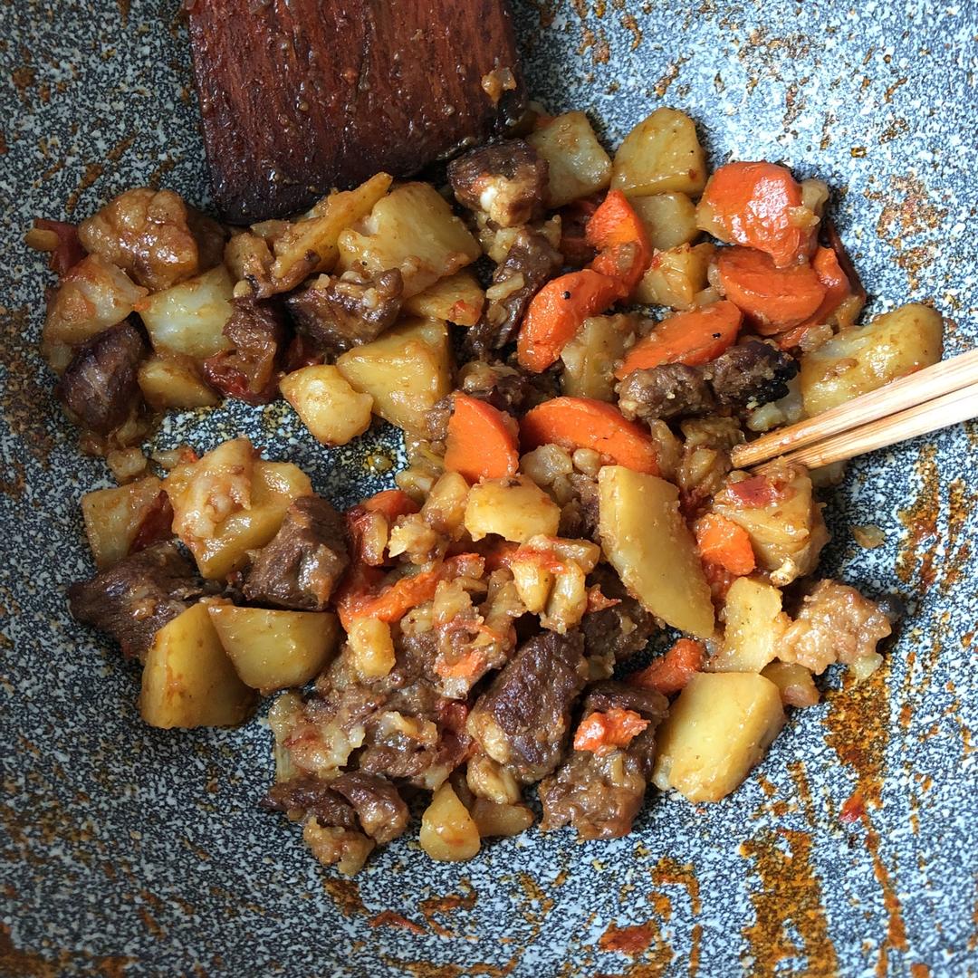 番茄土豆胡萝卜牛腩（牛肉鲜嫩的独家秘诀）