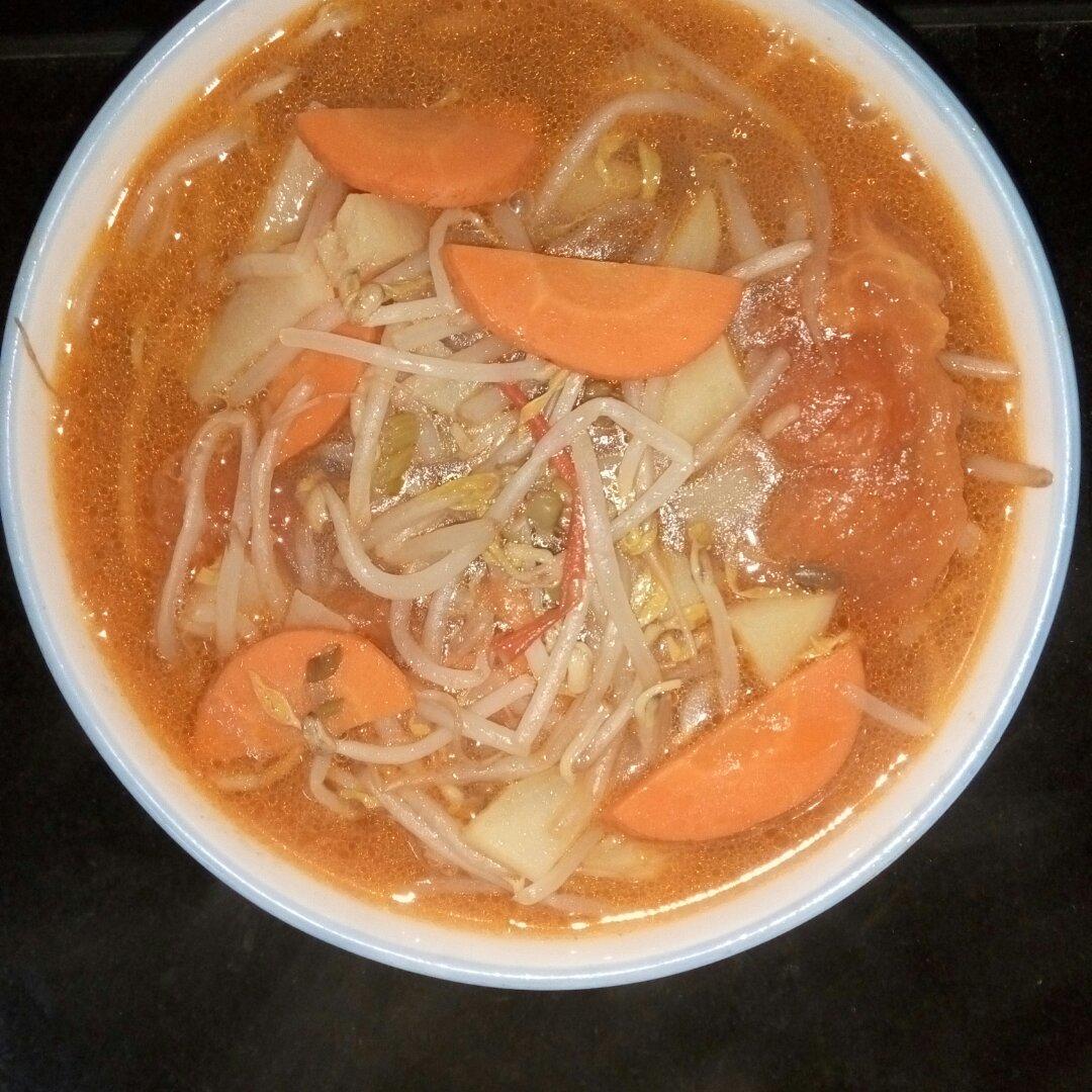 妞妞的小牛刀做的排毒汤西红柿豆芽汤