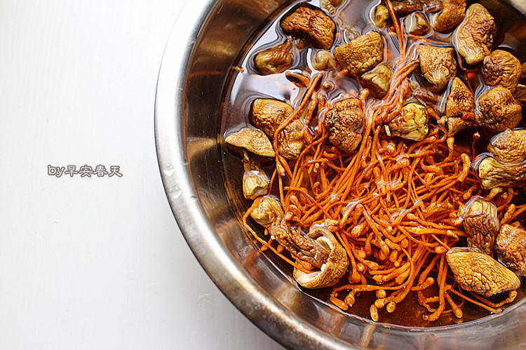 懒人厨房出品丨排骨菇菌汤的做法 步骤3