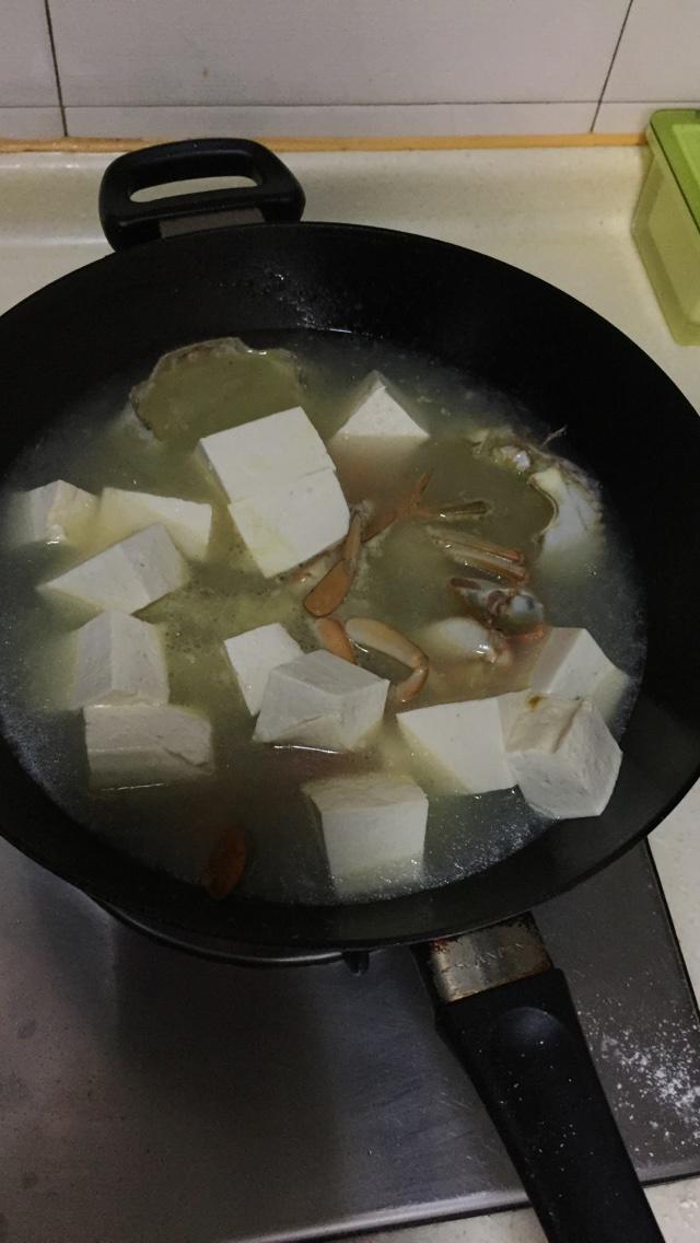 吴妈妈螃蟹丝瓜豆腐汤的做法 步骤3