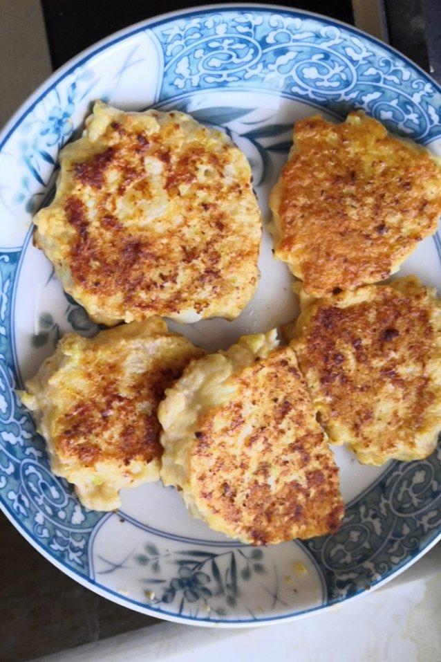 香煎卷心菜鸡肉虾饼