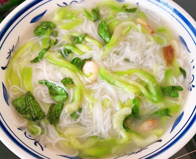 葱头猪油丝瓜空心面条的做法