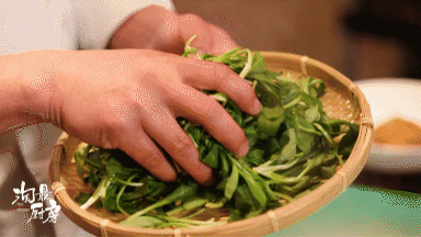 【馬蘭頭拌香干】要想馬蘭頭碧綠爽脆，拌前得多這一步！的做法 步驟1
