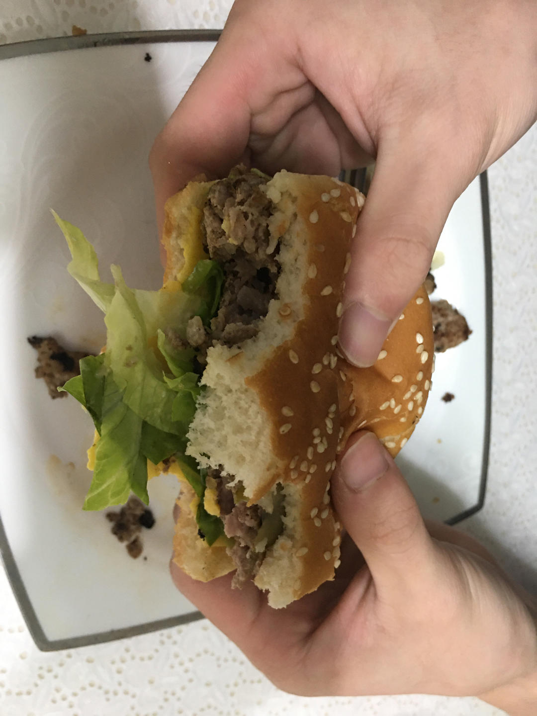 正宗的麦当劳双吉牛肉汉堡