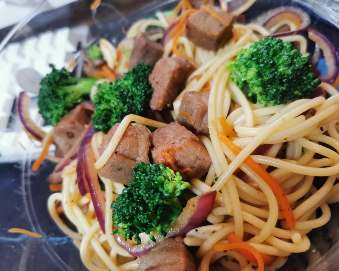 健身餐_牛肉粒意面的做法