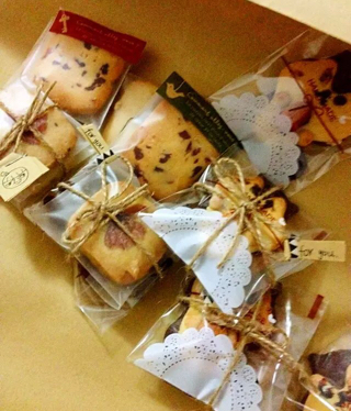 卡通动物立体饼干--抱大杏仁的小松鼠