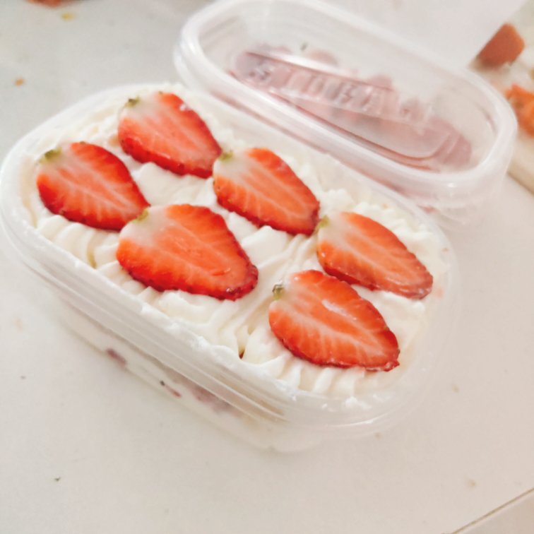 草莓奶油蛋糕盒子