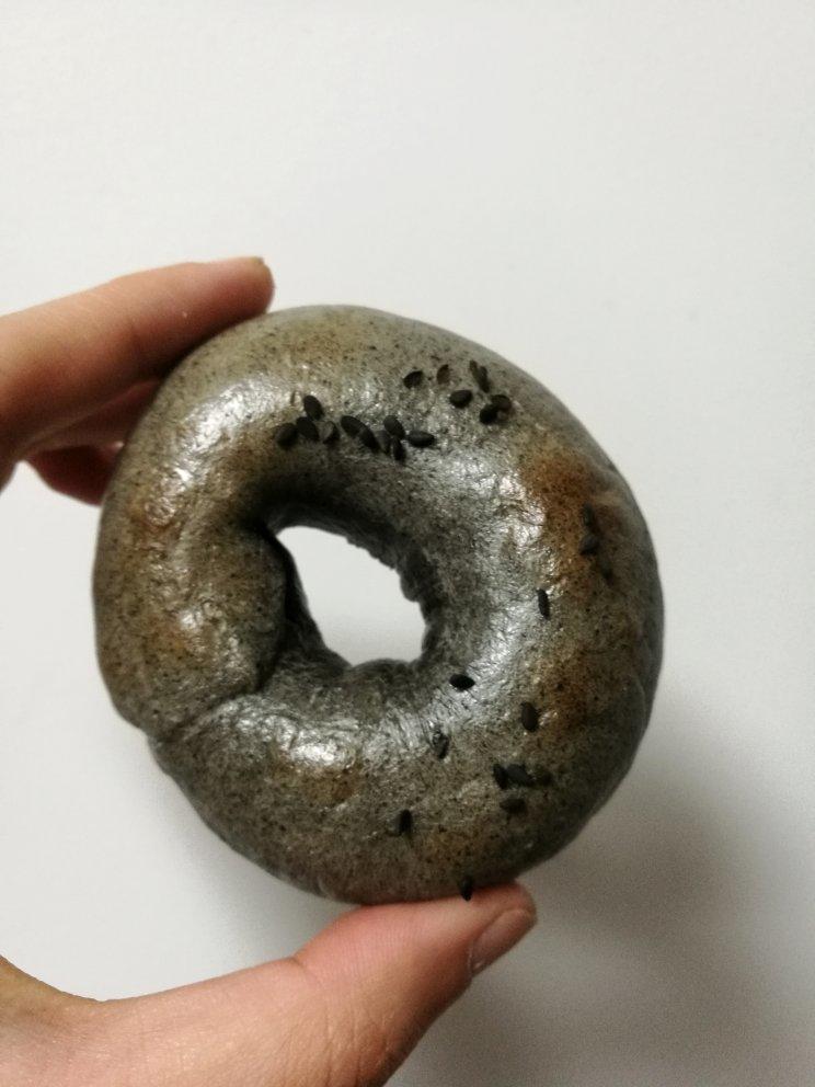 浓郁芝麻香的黑芝麻酱贝果