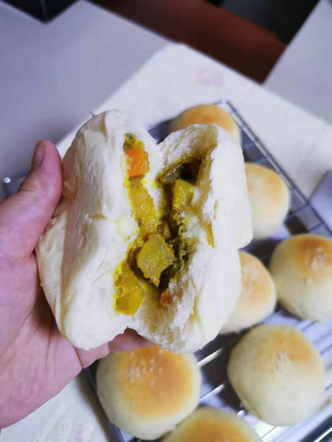 无敌好吃的咖喱牛肉面包
