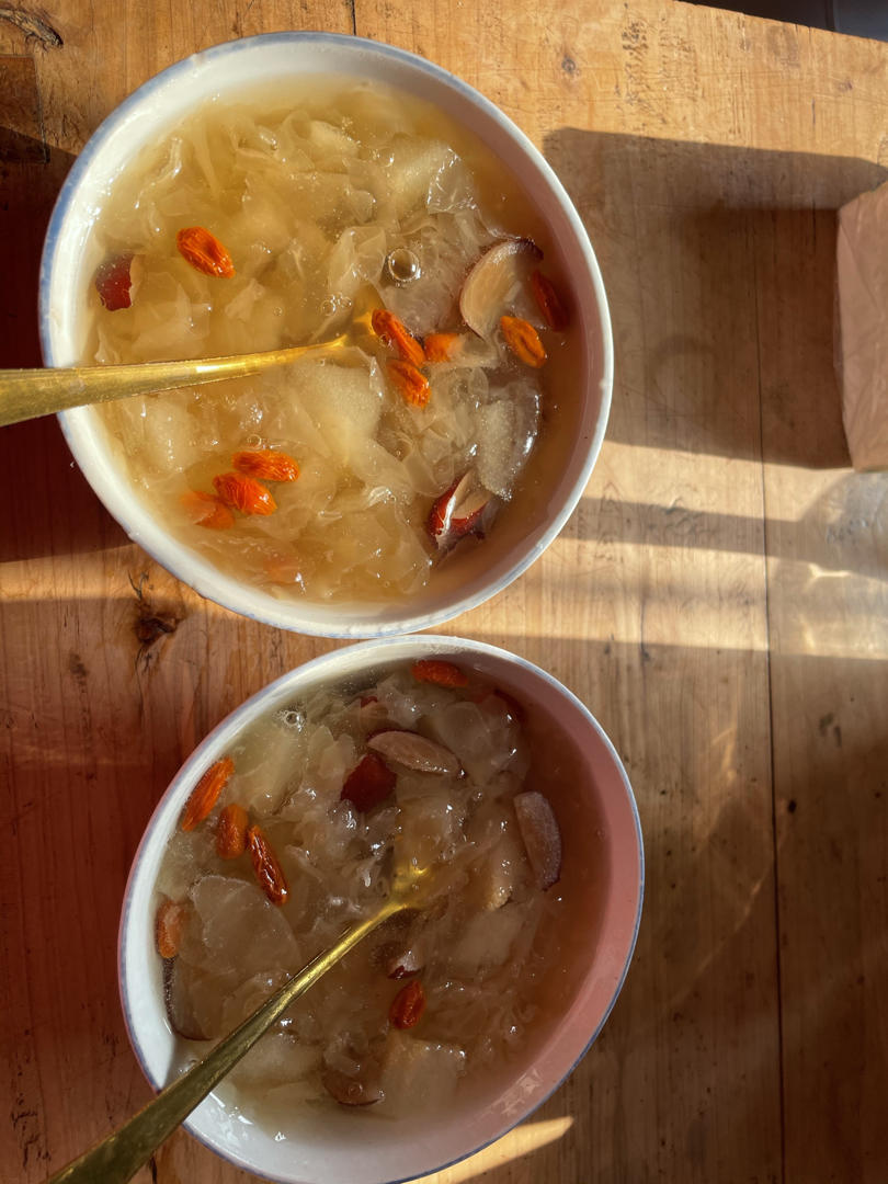 银耳梨汤（秋季去燥，清火，润肺佳品）