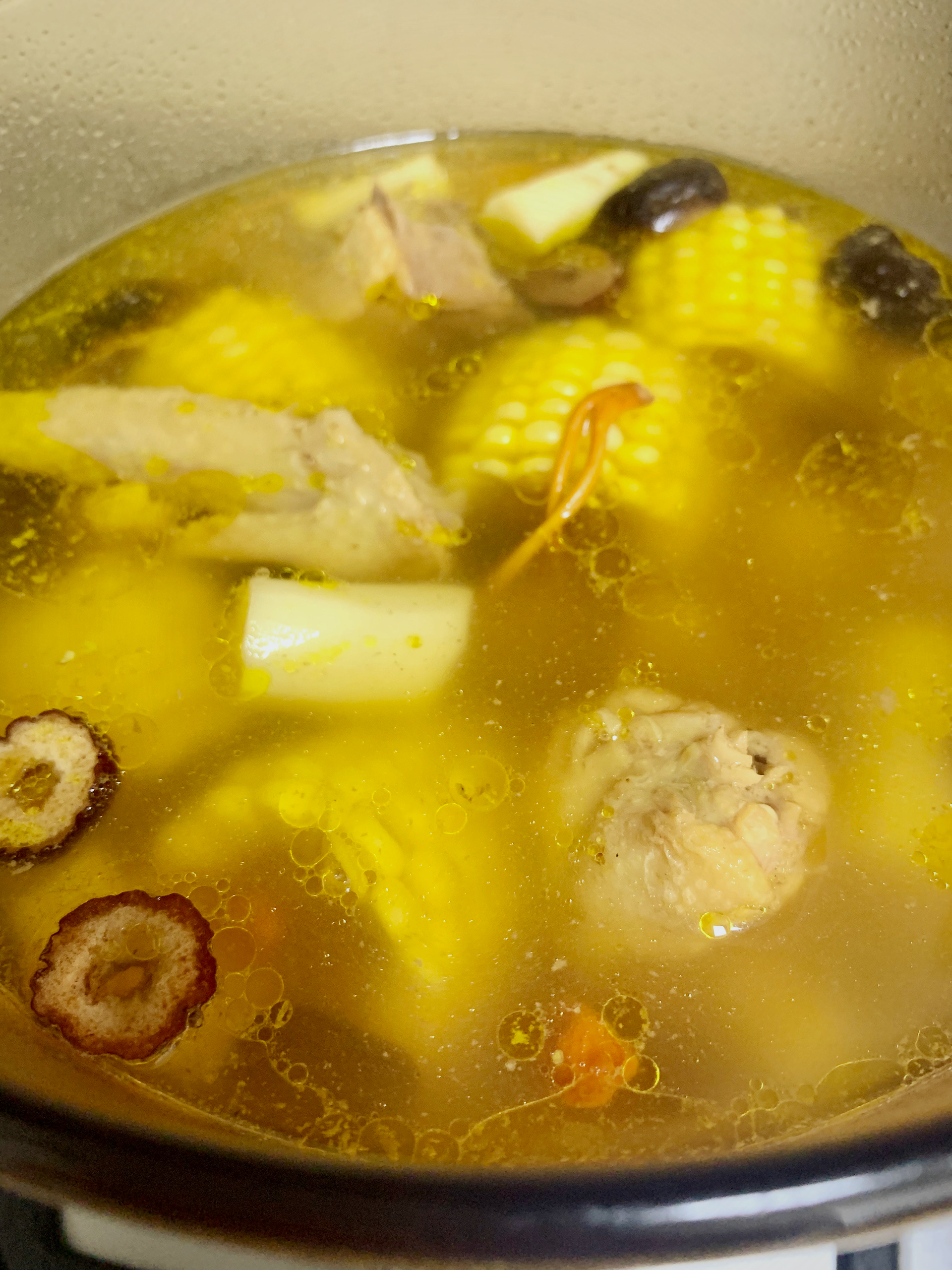 这样炖鸡汤不油腻又好喝，玉米山药鸡汤，来一碗去寒又营养的鸡汤吧