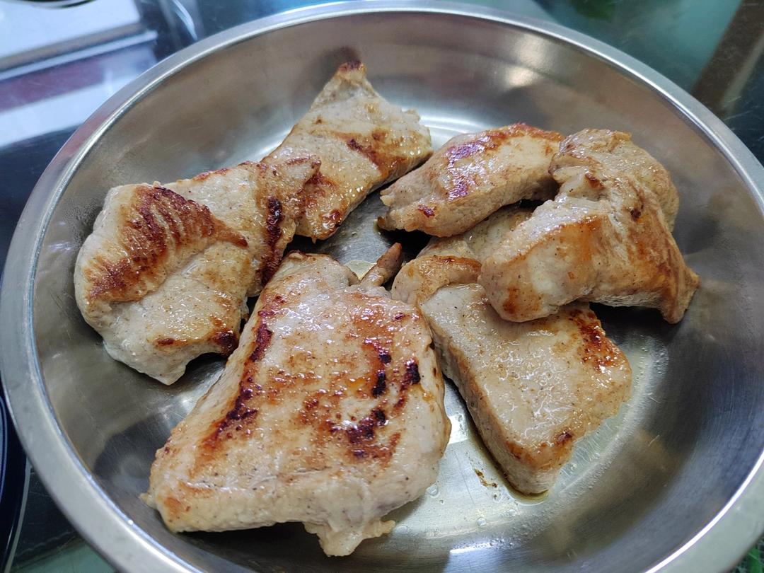 蒜香猪扒配海鲜菇