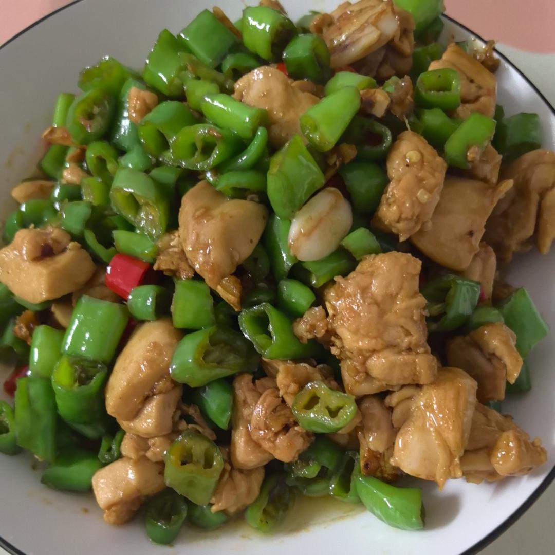 厨师长教你：“青椒炒鸡丁”的家常做法，开胃又下饭，味道很赞