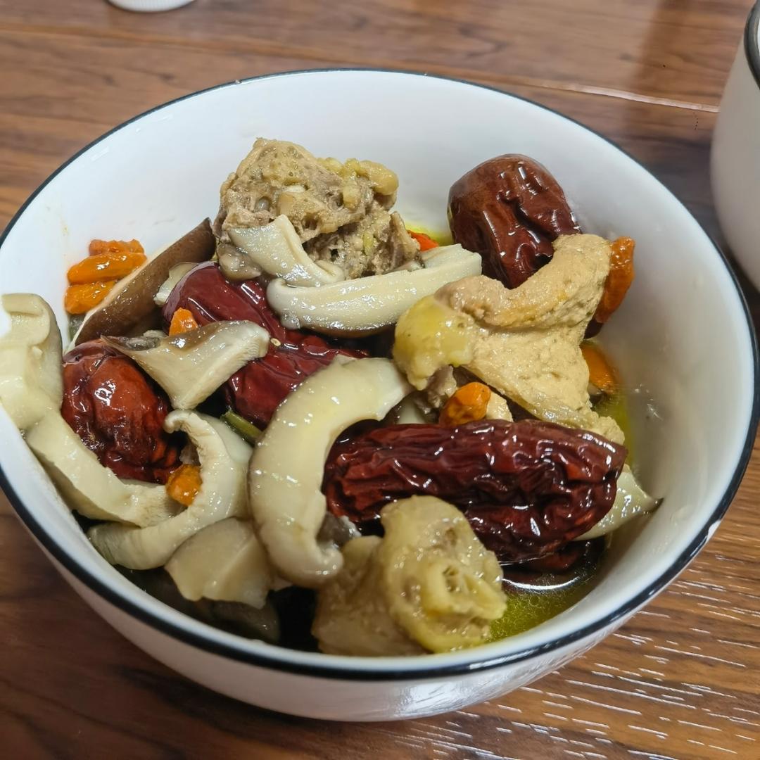 奶奶教的鲜香肥美香菇炖鸡汤