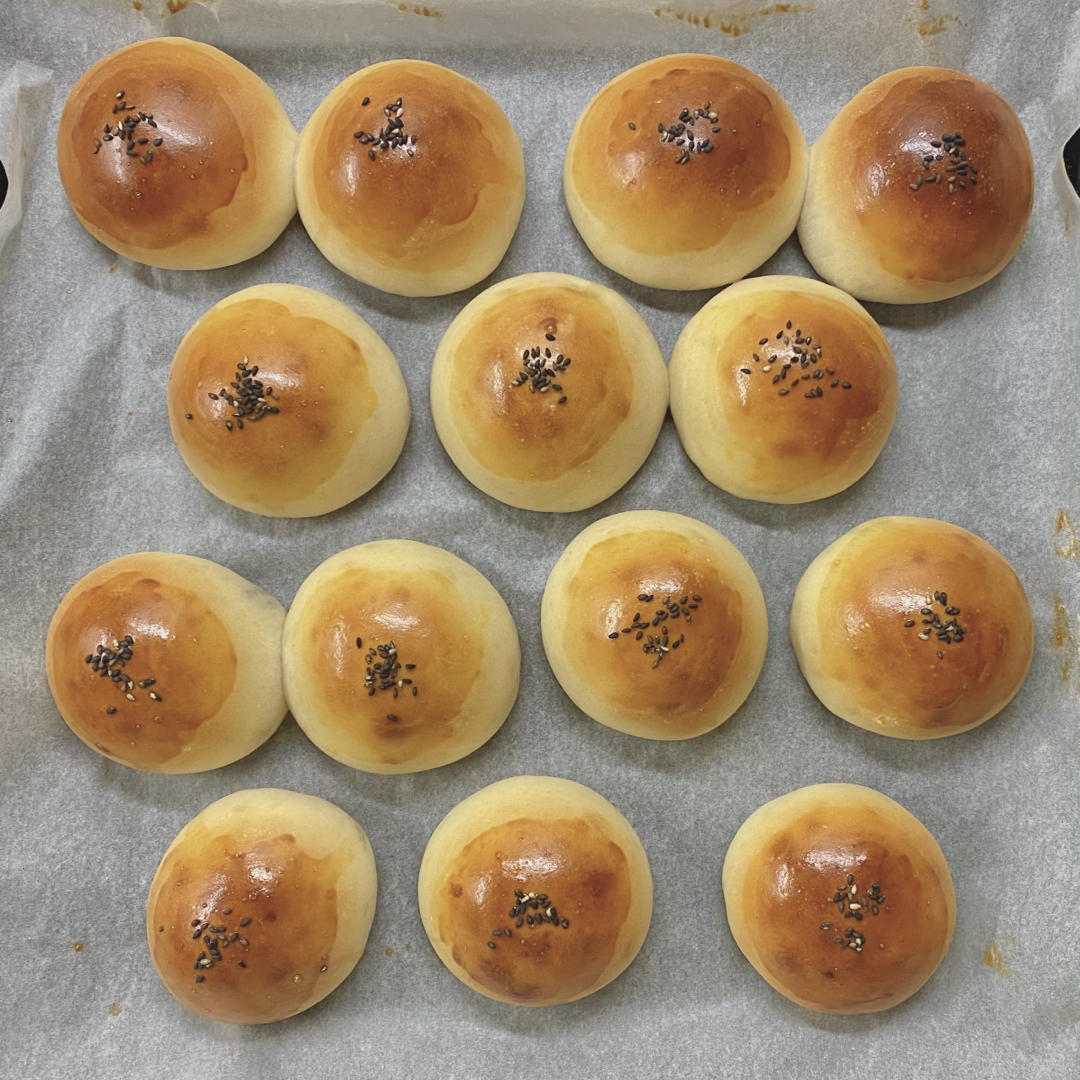 像棉花般柔软的炼乳小餐包，新手一次成功