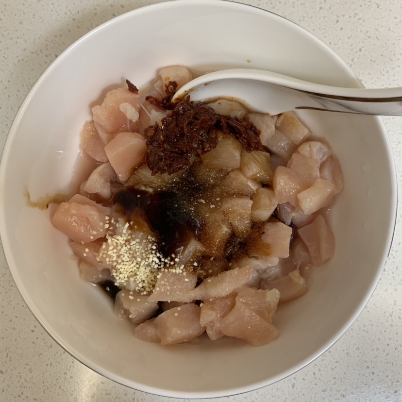 炒鸡下饭菜～辣子鸡丁的做法 步骤2