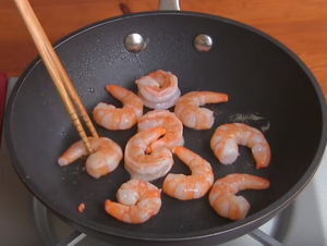 超下饭！干烧虾仁滑蛋丼饭的做法 步骤10