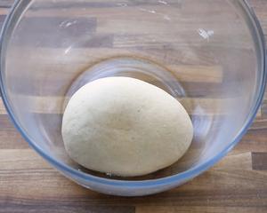 【小高姐】蒜香浓郁 造型优美 不用揉出手膜的面包的做法 步骤6