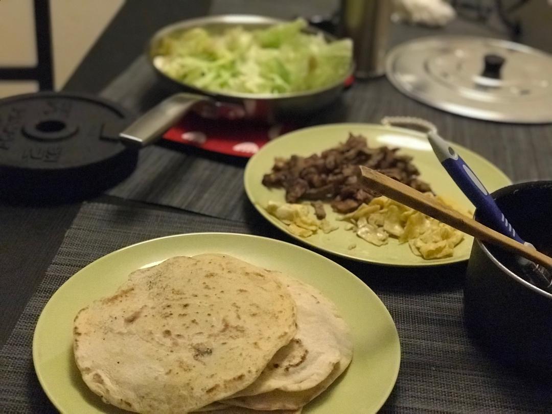 生菜牛肉鸡蛋卷