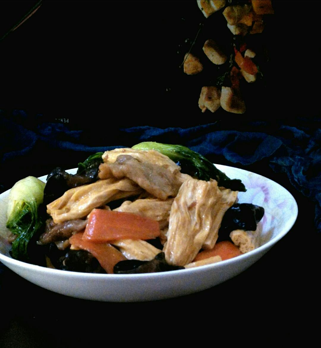 腐竹、青菜、黑木耳炒胡萝卜、肉片  [ 营养均衡一菜搞定 ]的做法