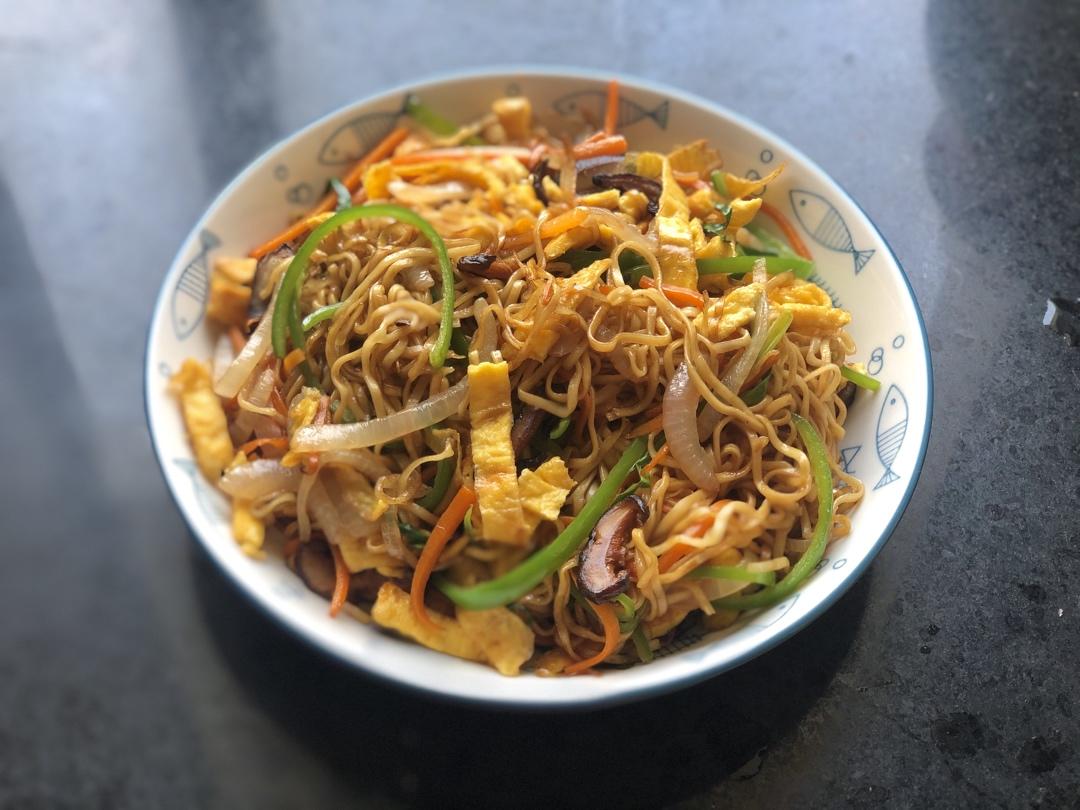 飞饼杀手做的好吃到舔盘的豉油皇炒面(三丝炒面)