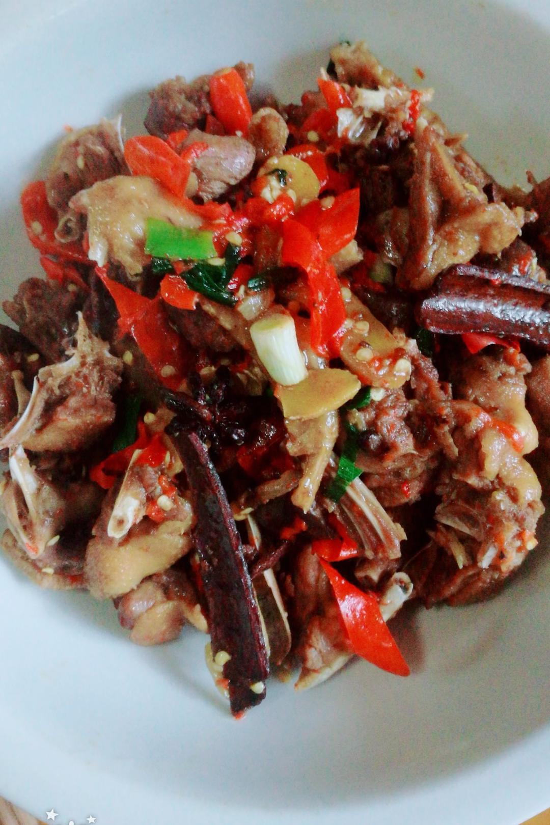 鸭 第一次做,没有冰糖炒色,怕不成功,不过现在出来也蛮好看 赞 鸭子