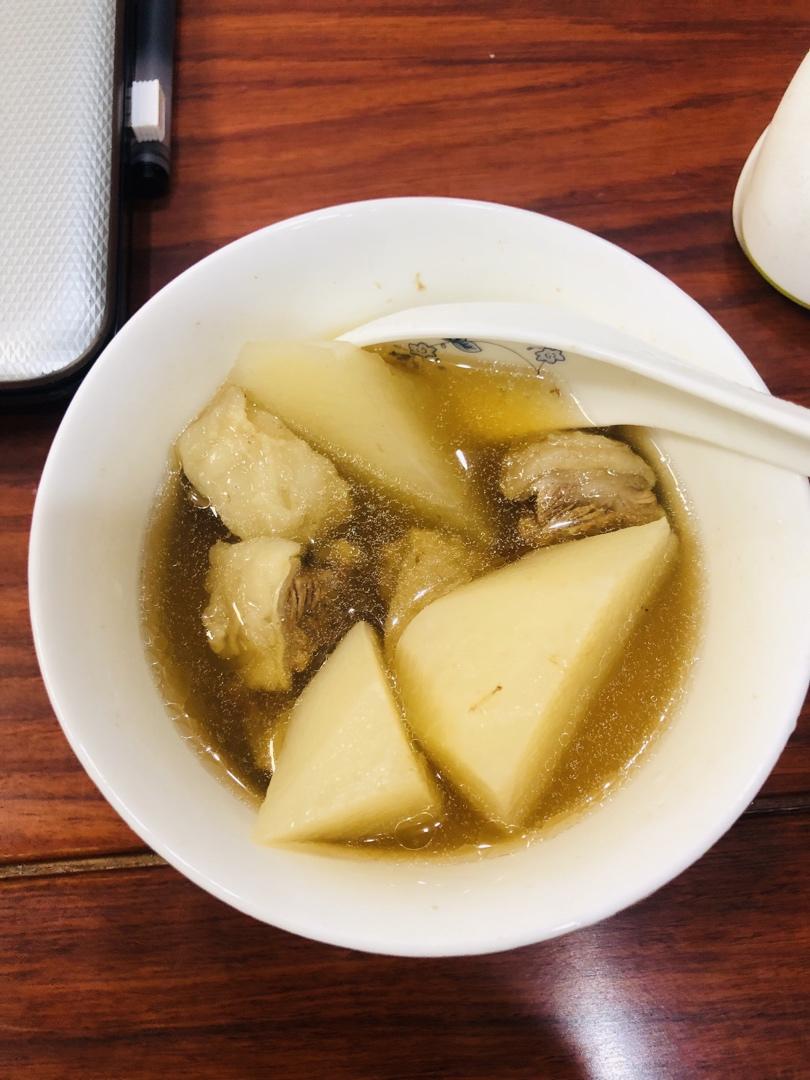 简单到只用一种调料的牛腩炖萝卜汤
