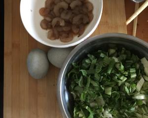 减肥早餐：美味的糙米虾仁青菜皮蛋粥的做法 步骤3