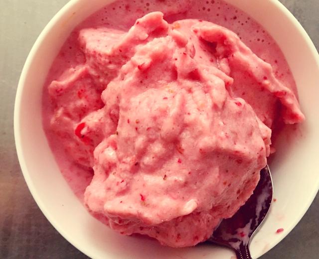 自制草莓牛奶冰沙的做法