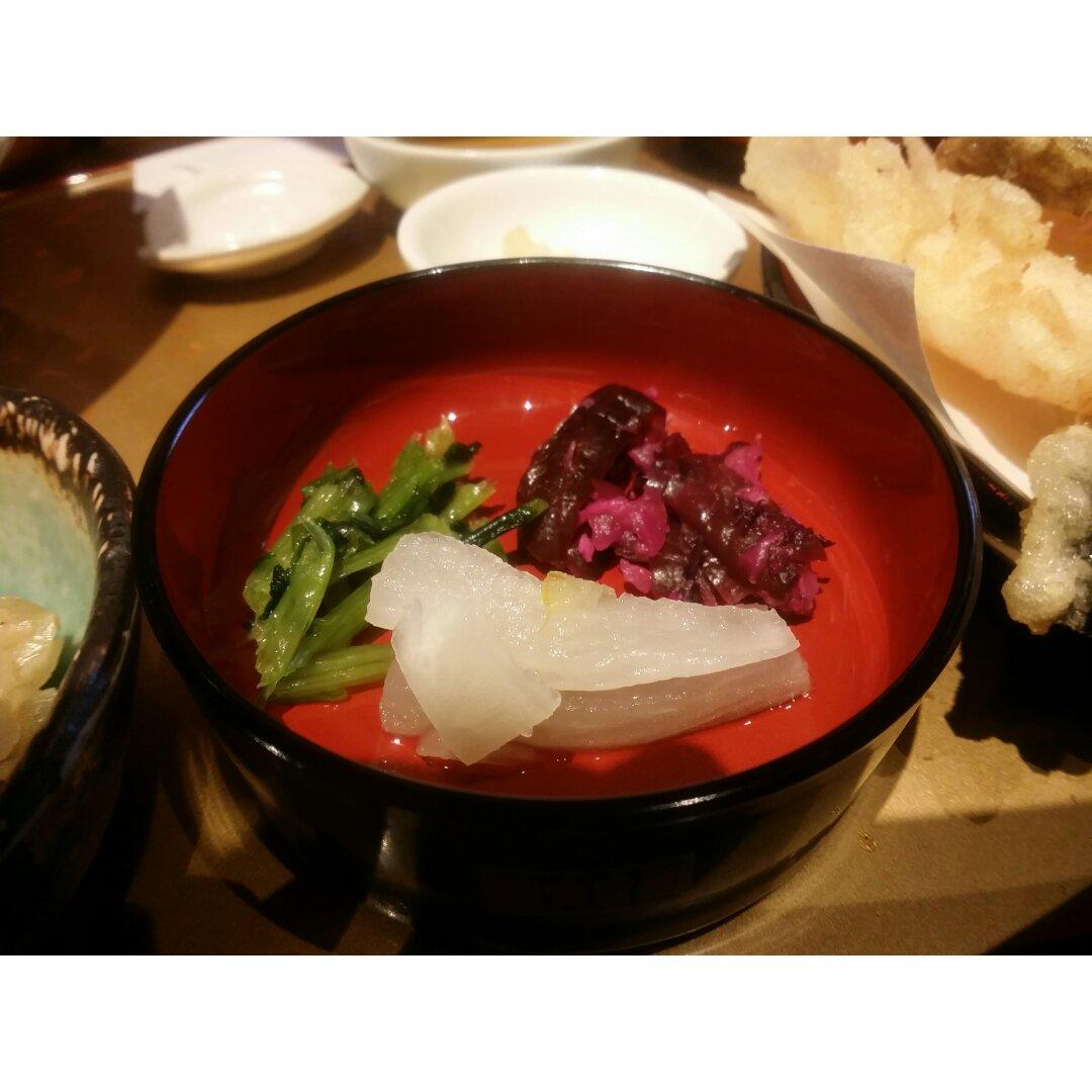 初食霓虹