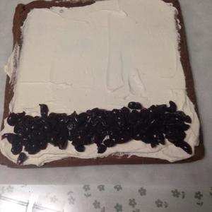 巧克力黑森林蛋糕卷的做法 步骤4