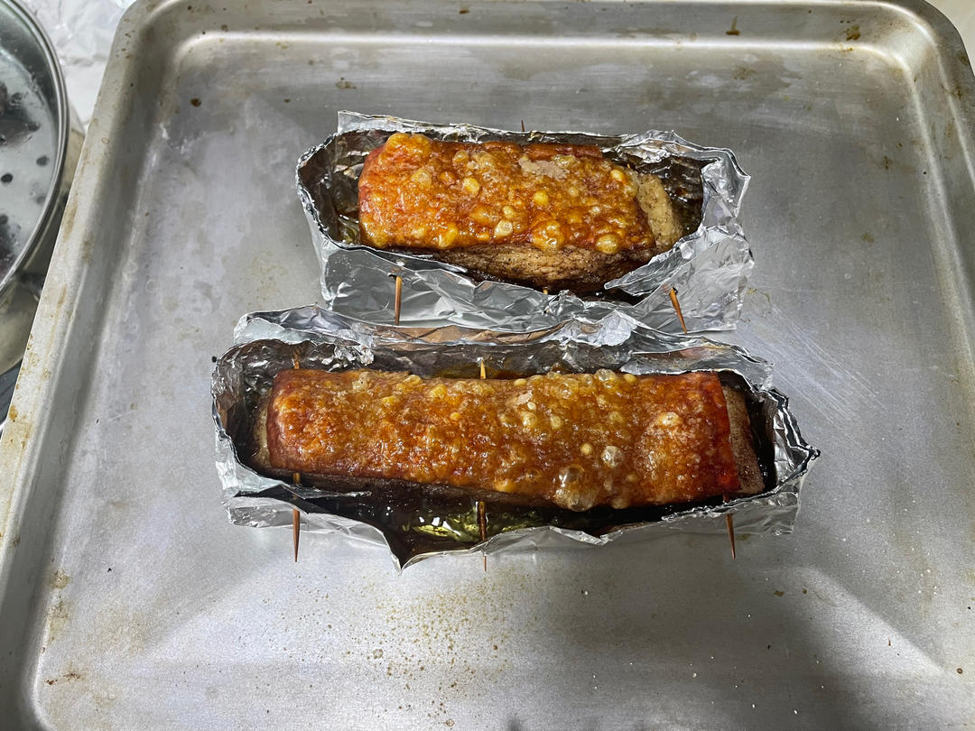 脆皮烧肉，皮酥脆、肉甘香，生烧做法