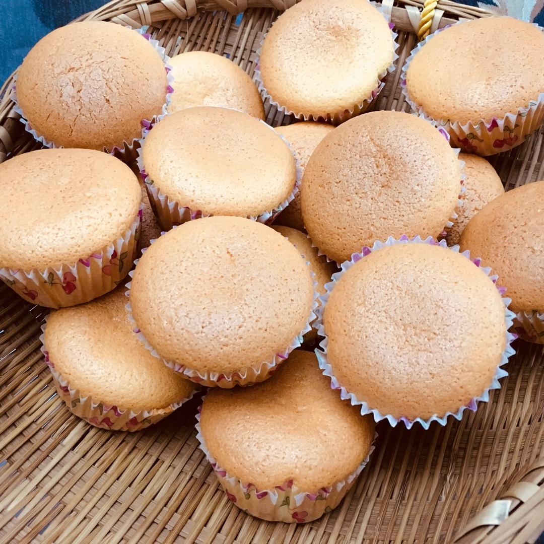 不皱不裂圆润饱满原味戚风纸杯蛋糕