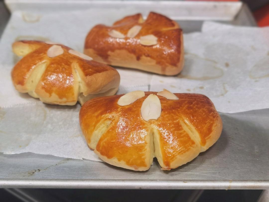 复古卡仕达夹馅面包