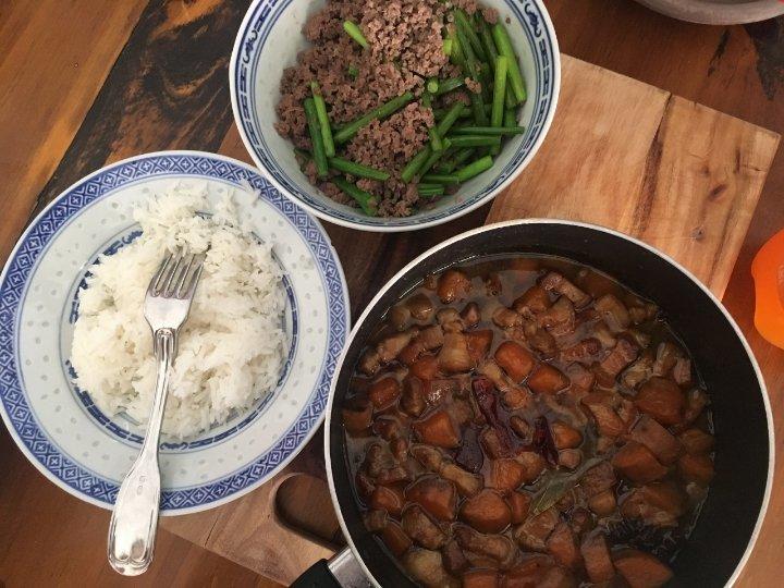 洋葱酥卤肉饭