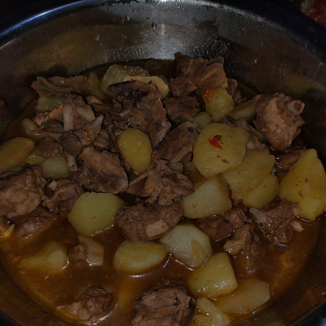 家常土豆烧鸭腿