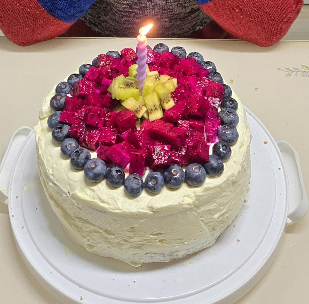 新手必成8寸生日蛋糕（详细多图干货经验分享，解决戚风蛋糕塌陷，奶油饰面涂不好，烤箱温度不好掌握等各种问题）