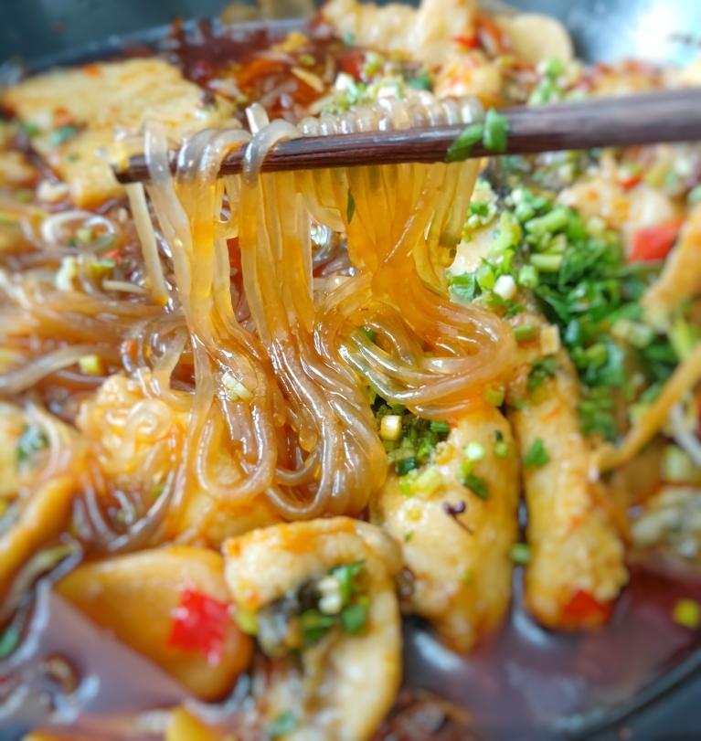 葱 芹菜适量豆瓣酱3瓷勺老抽1瓷勺味极鲜1瓷勺粉条红烧鱼的做法草鱼去