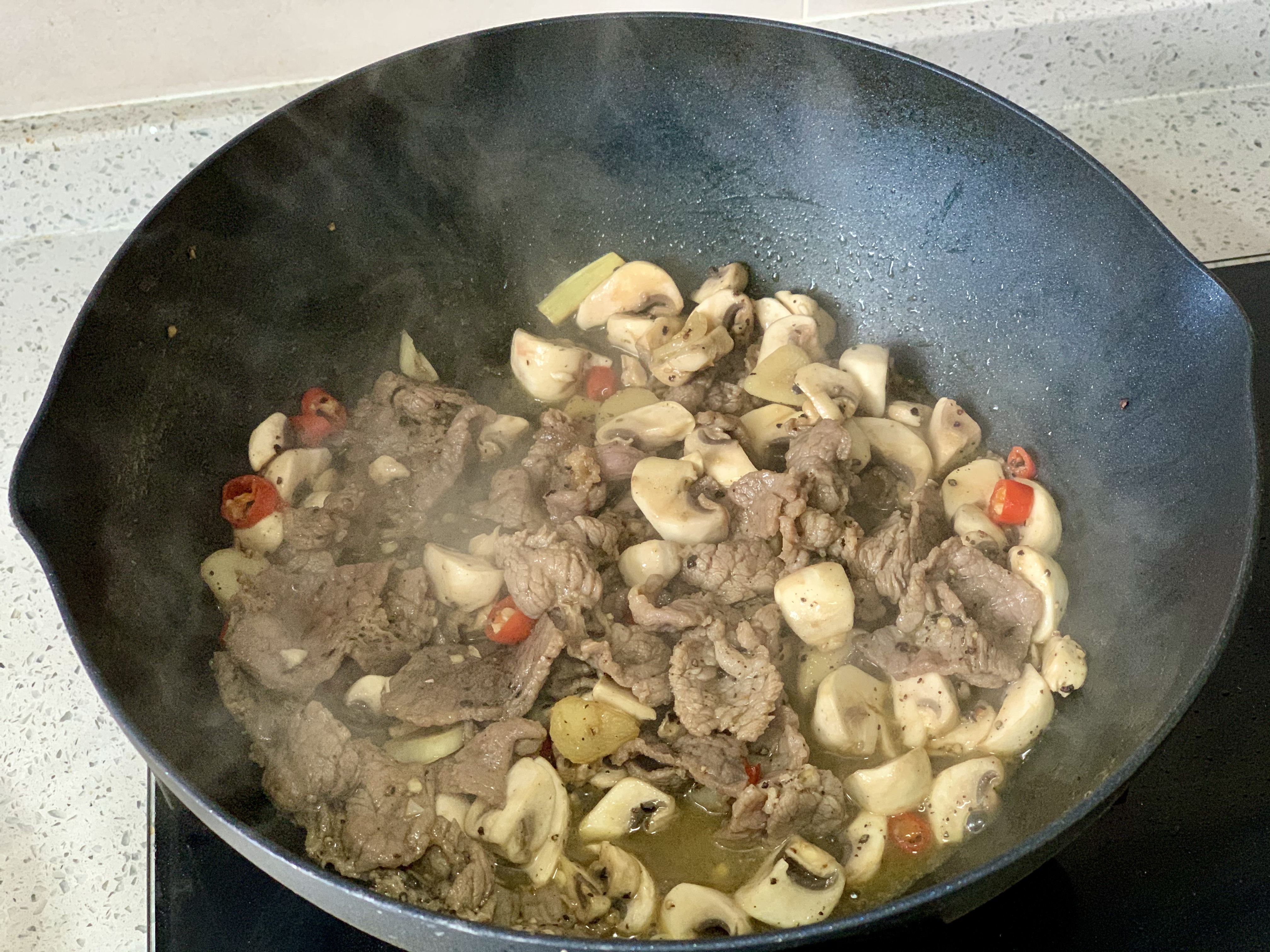黑椒白菇牛肉片的做法 步骤5